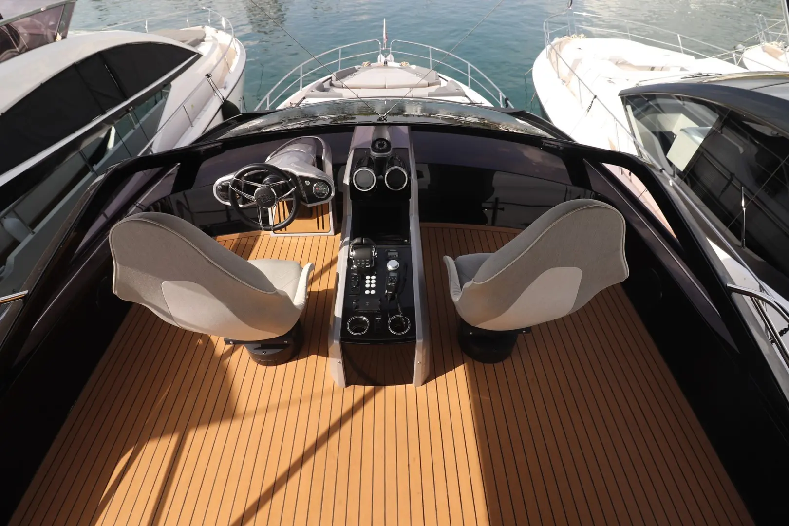 2022 Sunseeker 65 sport yacht