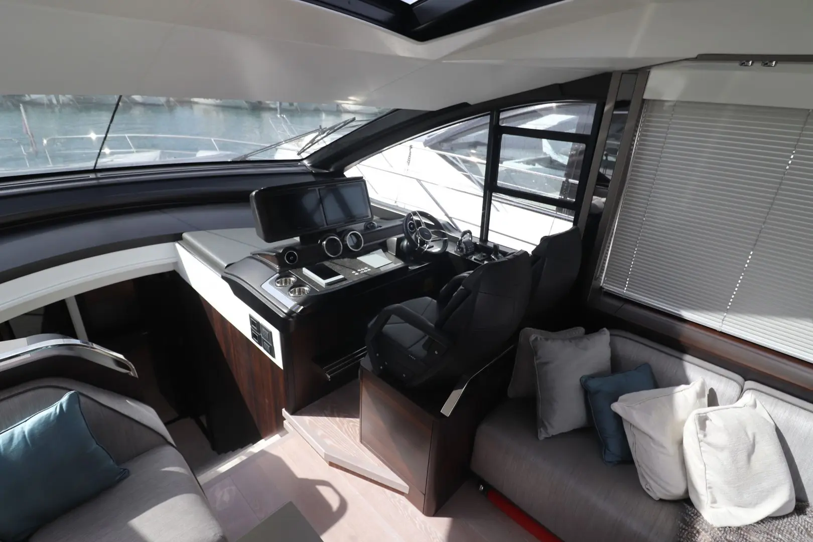 2022 Sunseeker 65 sport yacht