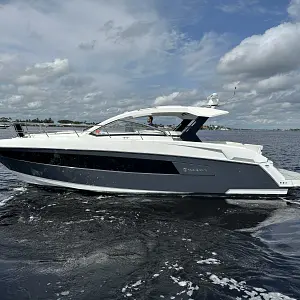 2019 Cruisers Yachts 390 Express Coupe