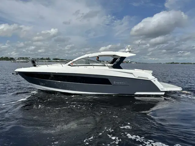 Cruisers Yachts 390 Express Coupe