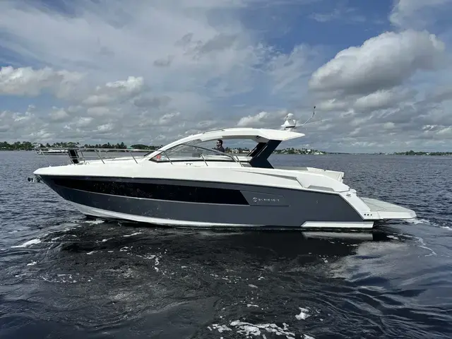 Cruisers Yachts 390 Express Coupe