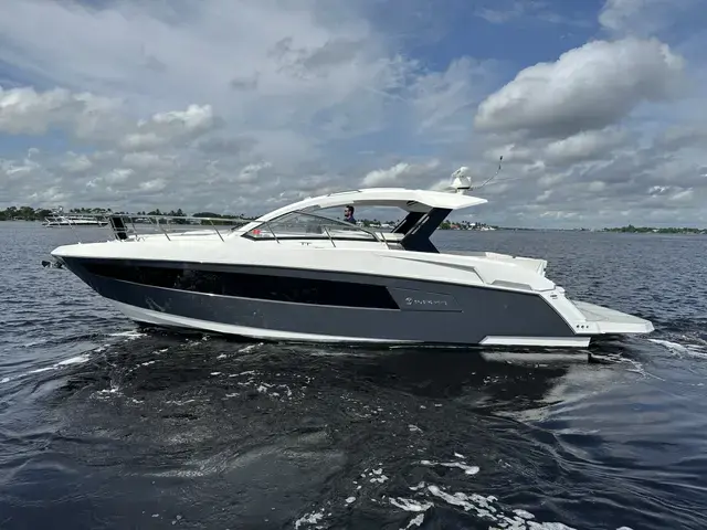 Cruisers Yachts 390 Express Coupe