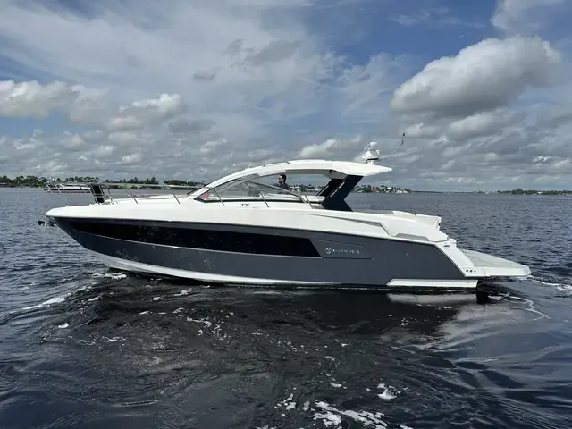 Cruisers Yachts 390 Express Coupe