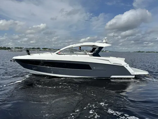 Cruisers Yachts 390 Express Coupe