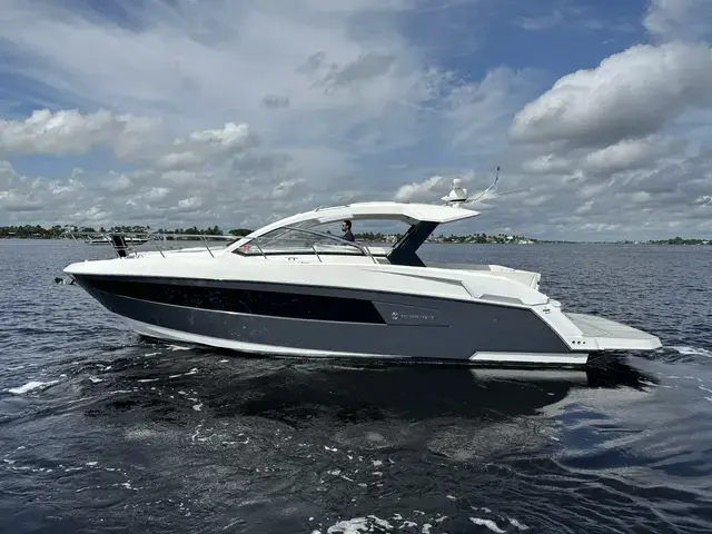 Cruisers Yachts 390 Express Coupe