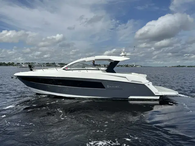 Cruisers Yachts 390 Express Coupe