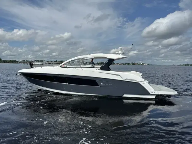 Cruisers Yachts 390 Express Coupe