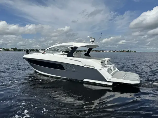 Cruisers Yachts 390 Express Coupe