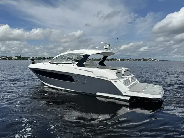 Cruisers Yachts 390 Express Coupe