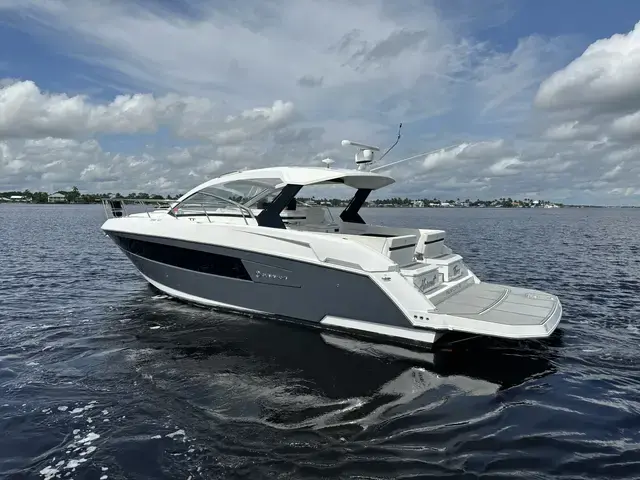 Cruisers Yachts 390 Express Coupe