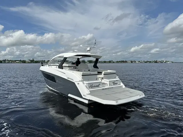 Cruisers Yachts 390 Express Coupe