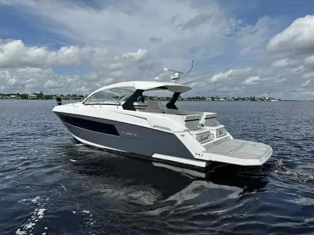 Cruisers Yachts 390 Express Coupe