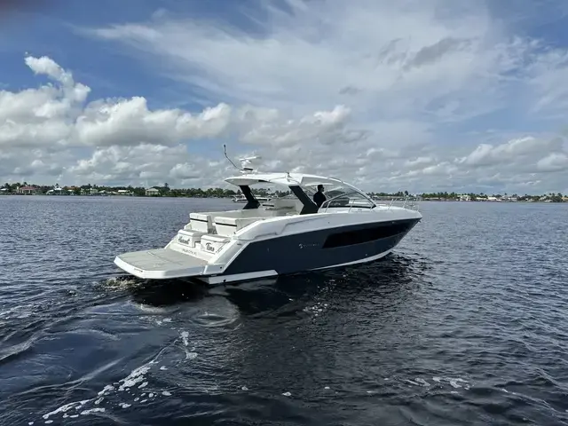 Cruisers Yachts 390 Express Coupe