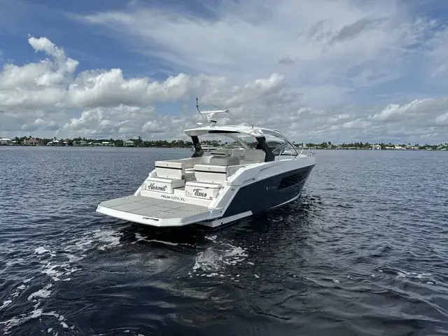 Cruisers Yachts 390 Express Coupe