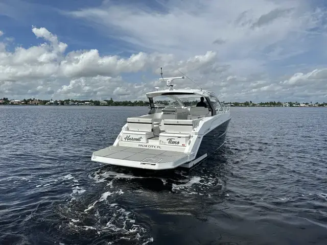 Cruisers Yachts 390 Express Coupe