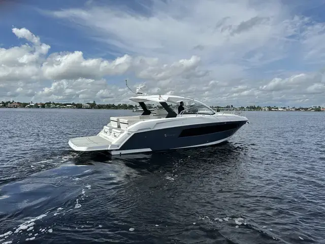 Cruisers Yachts 390 Express Coupe