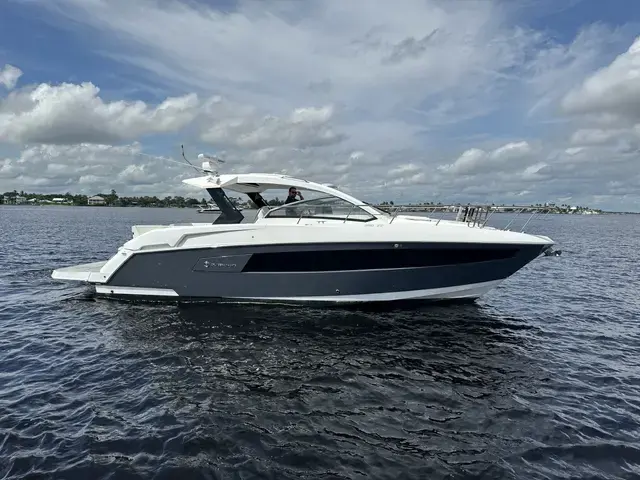 Cruisers Yachts 390 Express Coupe