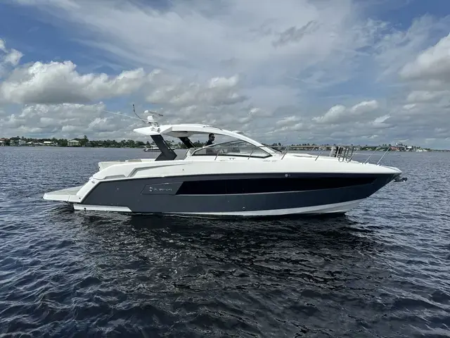 Cruisers Yachts 390 Express Coupe