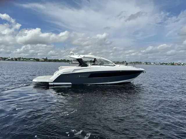 Cruisers Yachts 390 Express Coupe