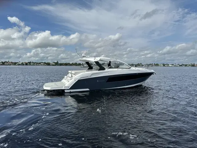 Cruisers Yachts 390 Express Coupe