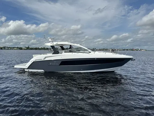 Cruisers Yachts 390 Express Coupe