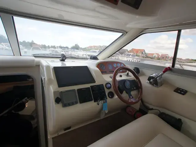 Sealine F33