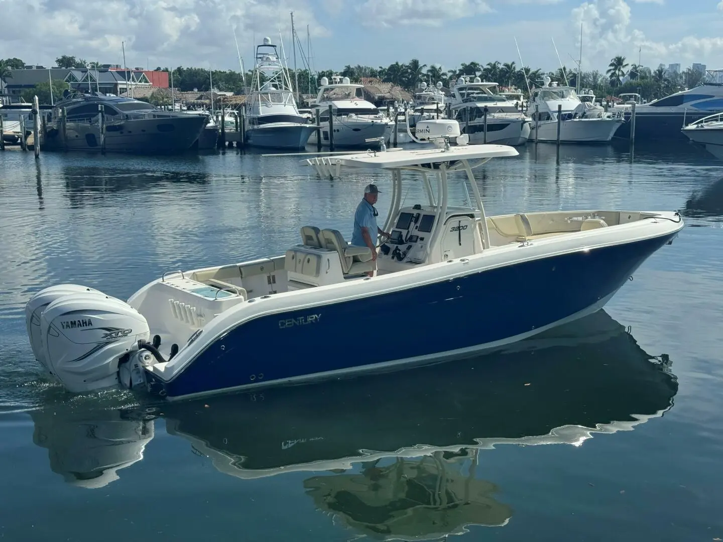 2020 Century 3200 center console