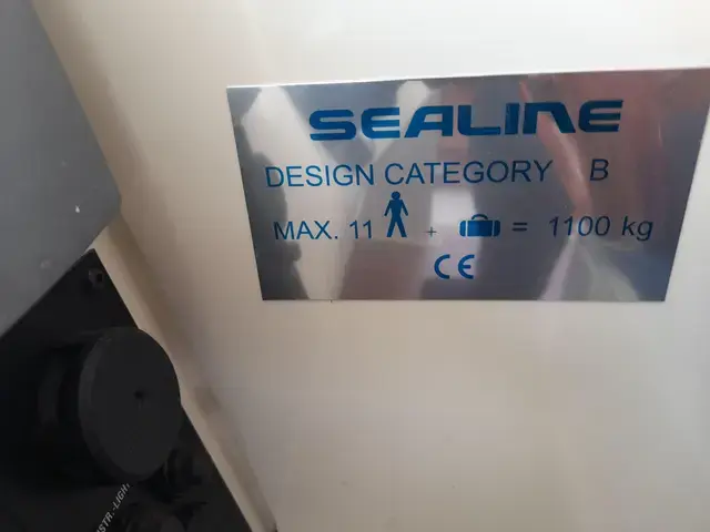 Sealine F37