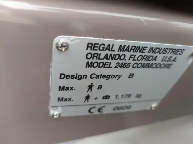 Regal 2465 Commodore