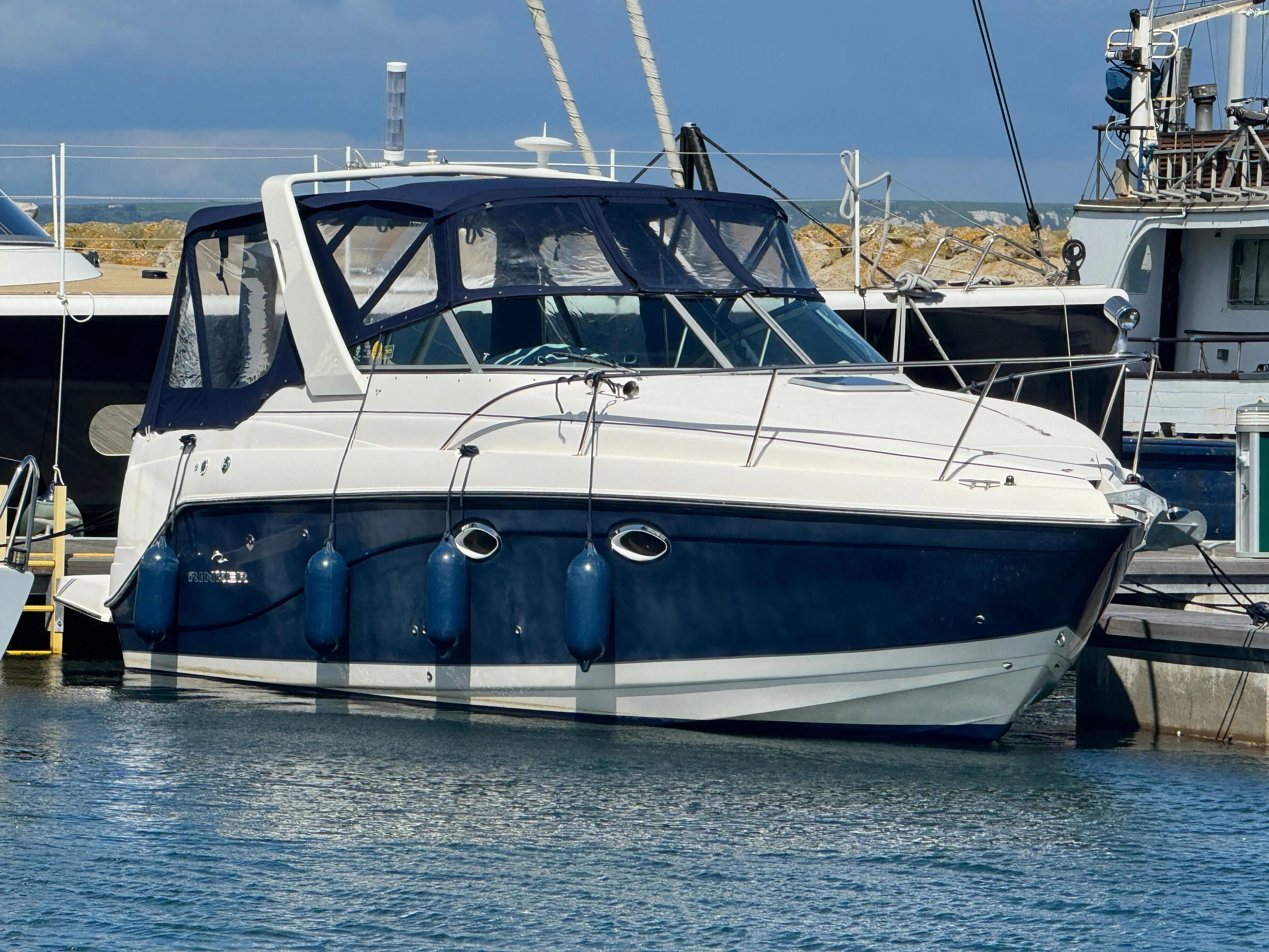 2005 Rinker fiesta vee 270