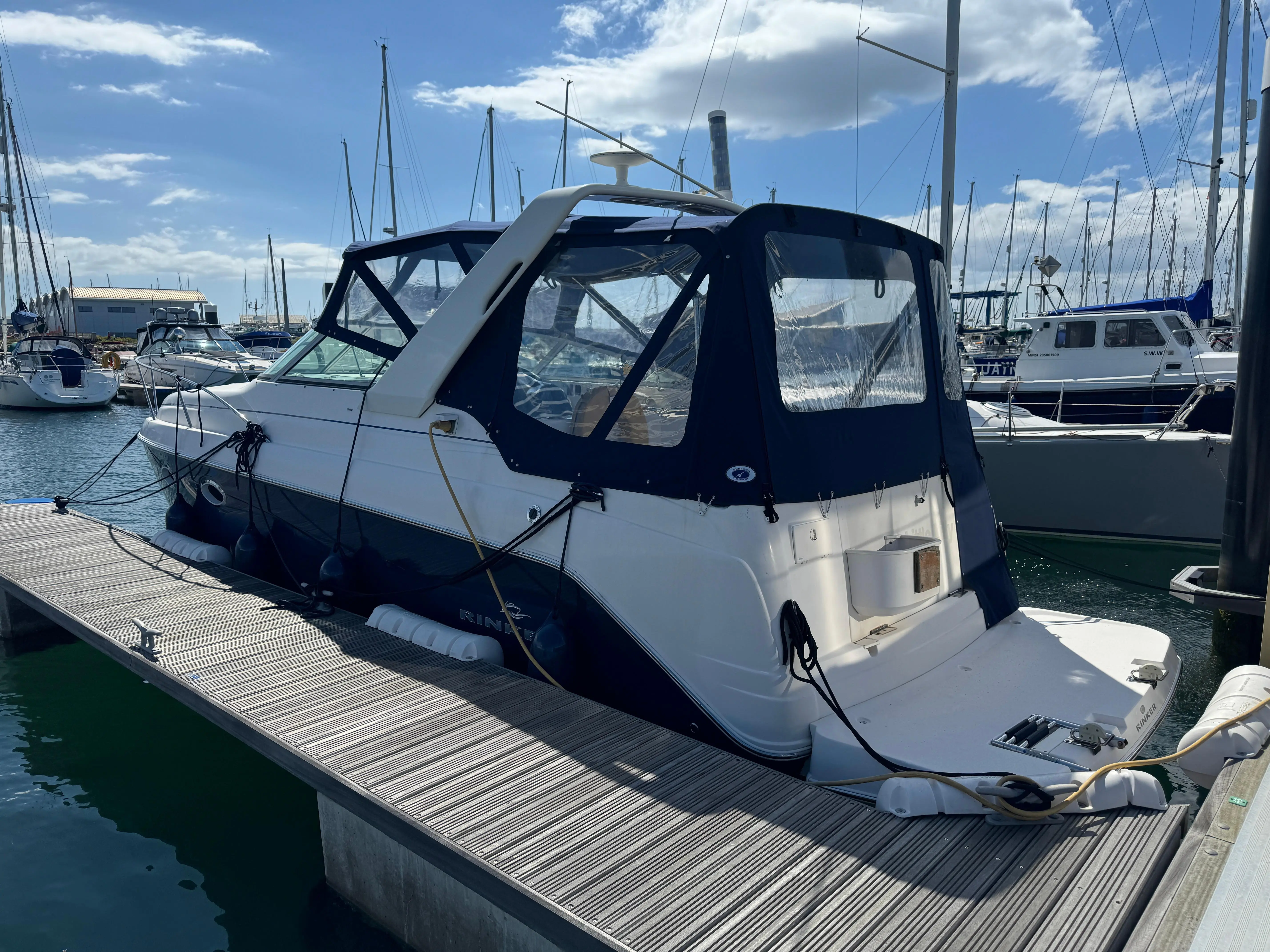 2005 Rinker fiesta vee 270