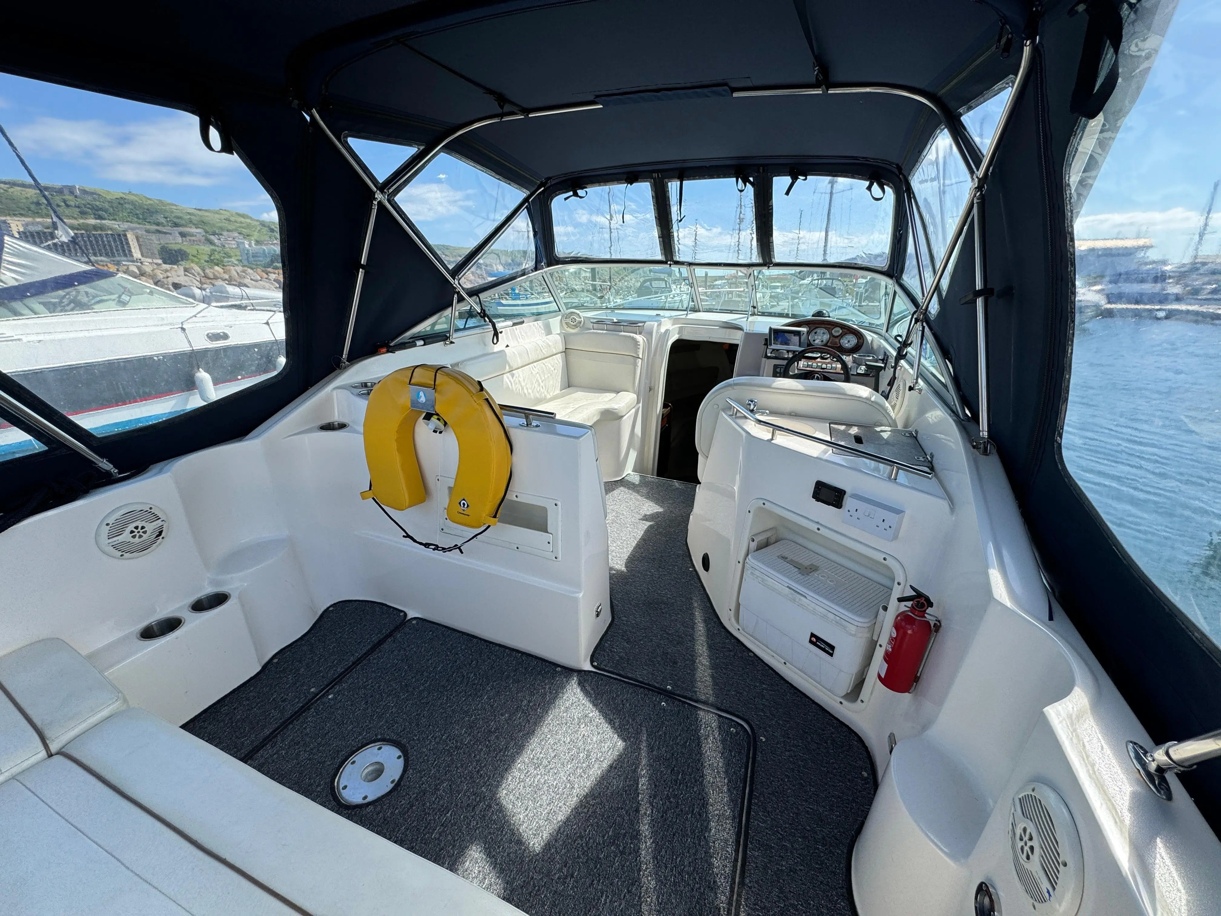 2005 Rinker fiesta vee 270