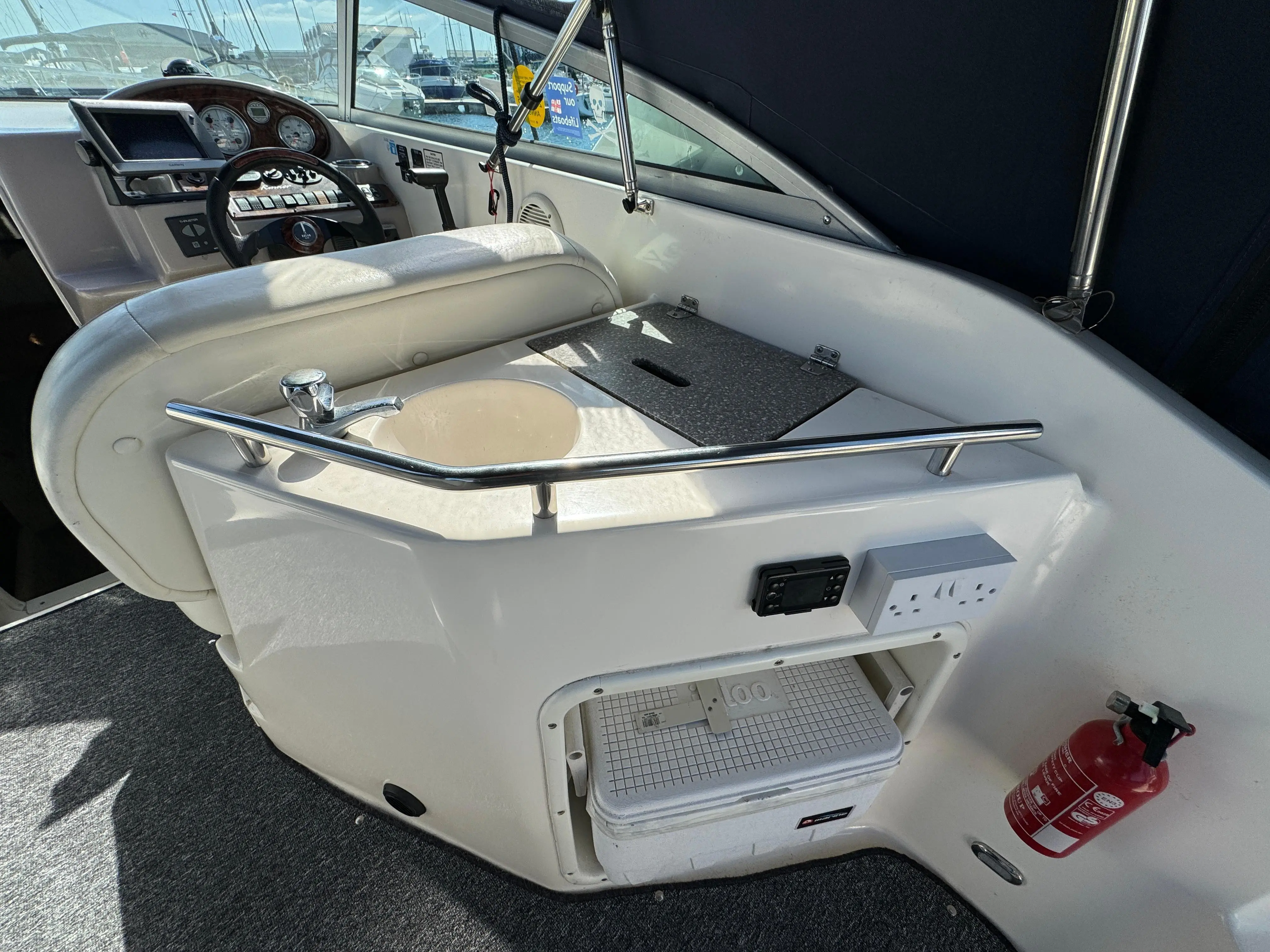 2005 Rinker fiesta vee 270