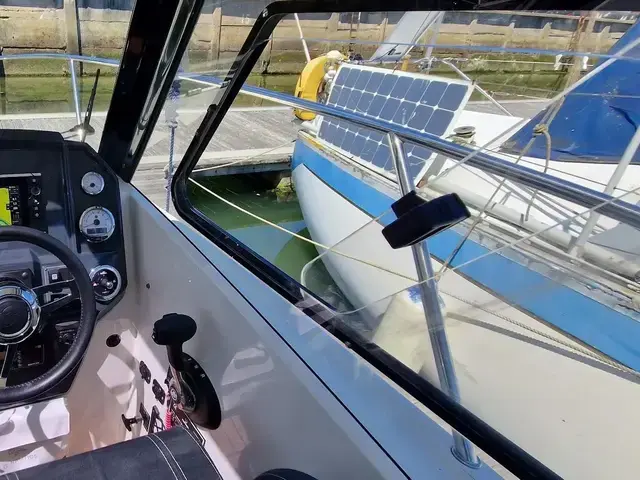 Parker 750 Cabin Cruiser