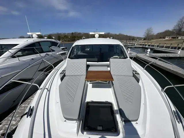 Cruisers Yachts 42 Cantius