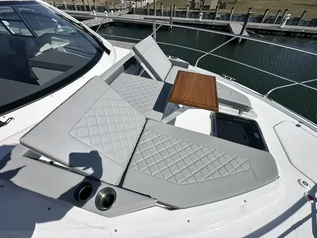 Cruisers Yachts 42 Cantius