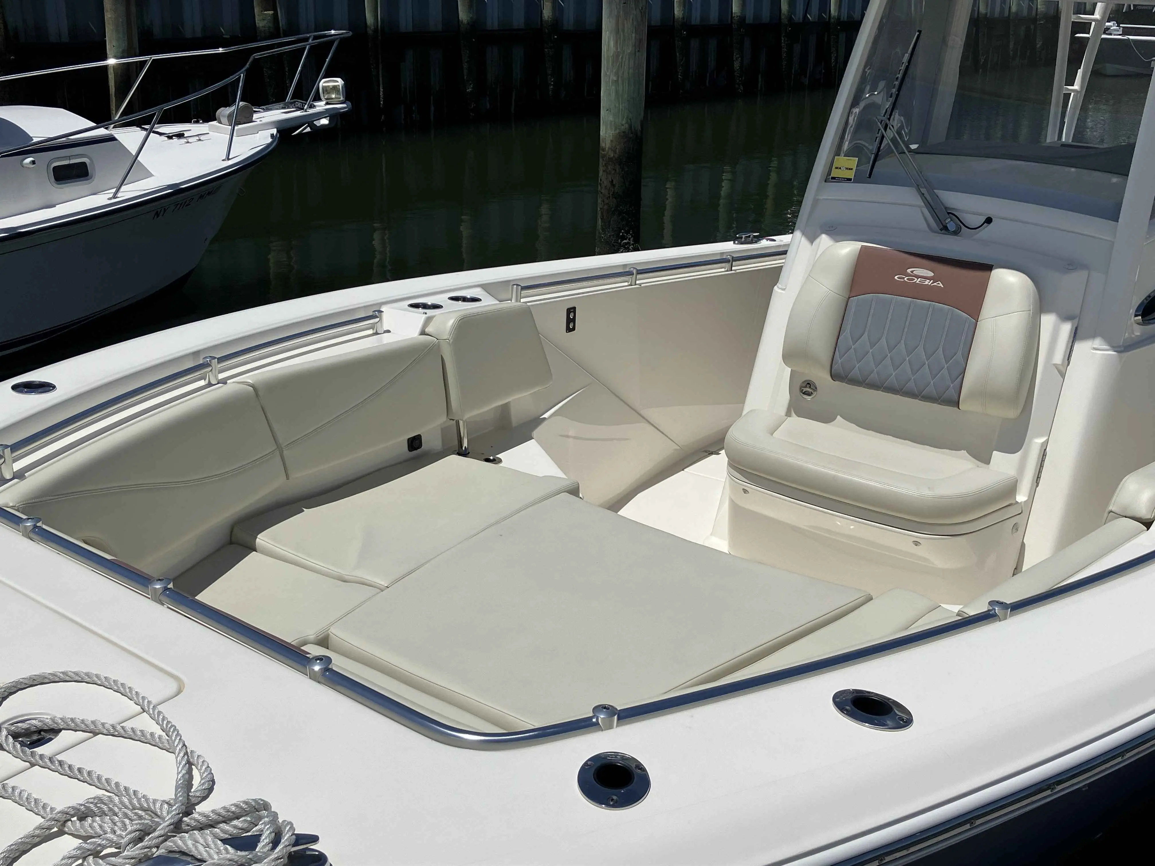 2019 Cobia Boats 320 cc