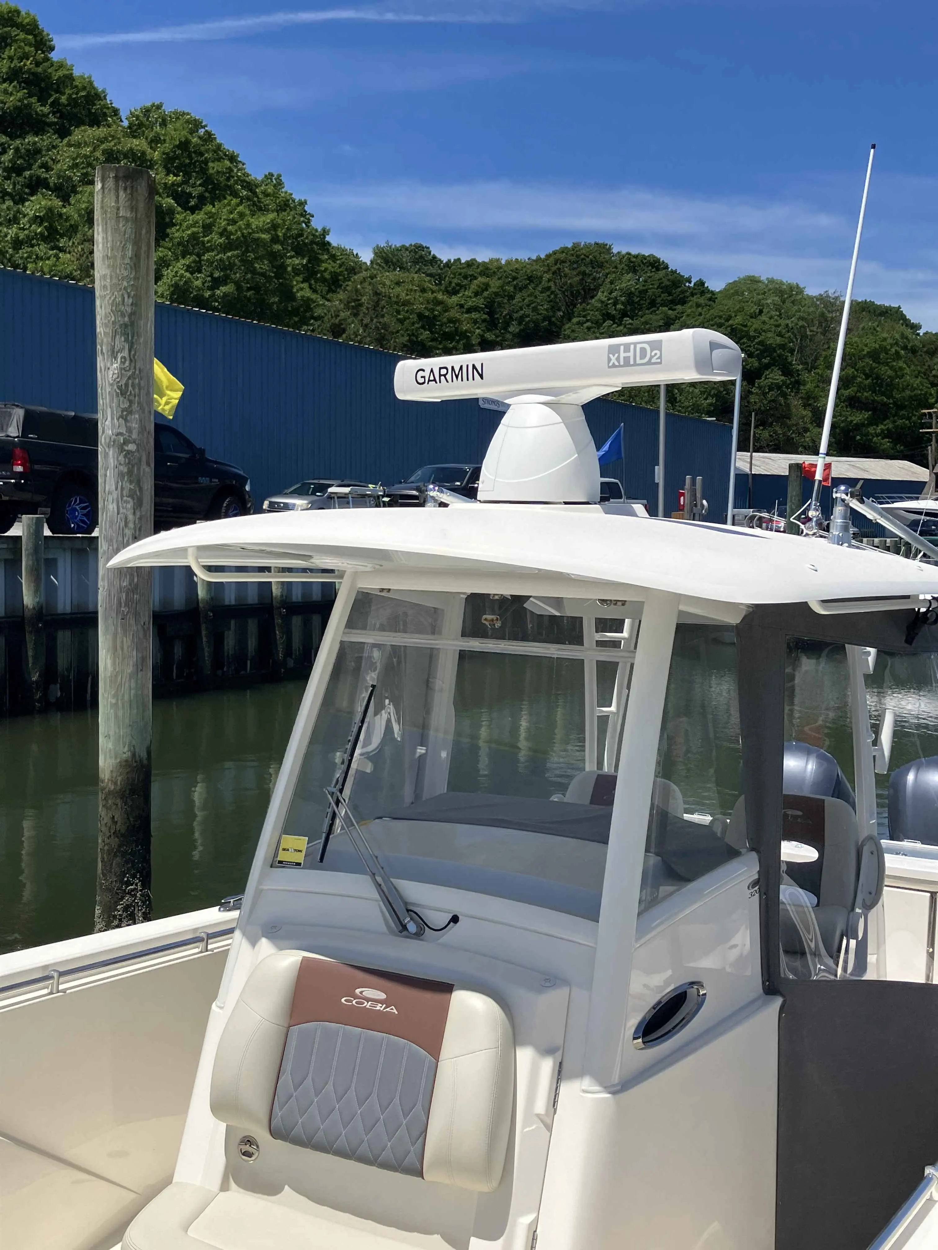 2019 Cobia Boats 320 cc