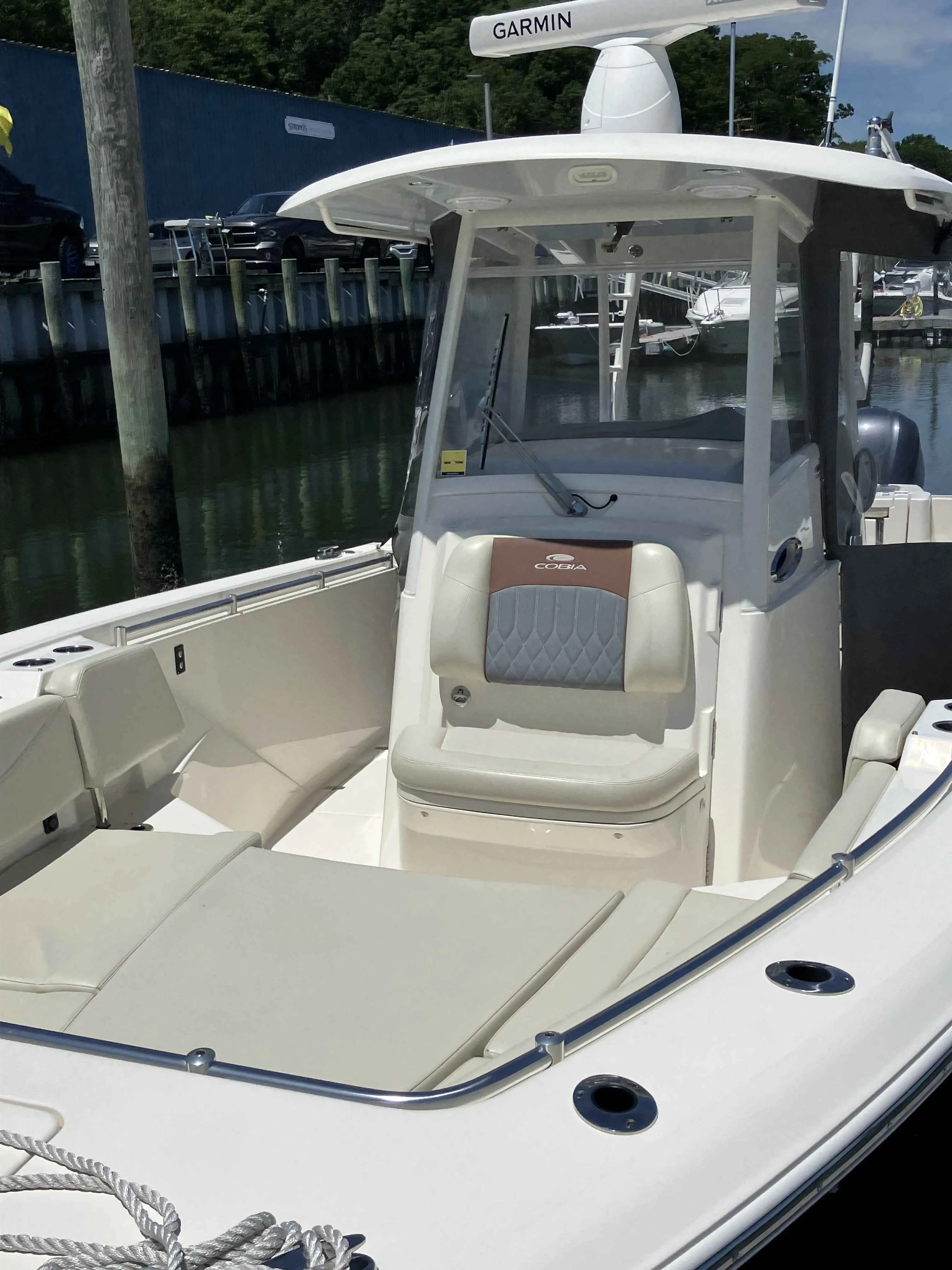 2019 Cobia Boats 320 cc