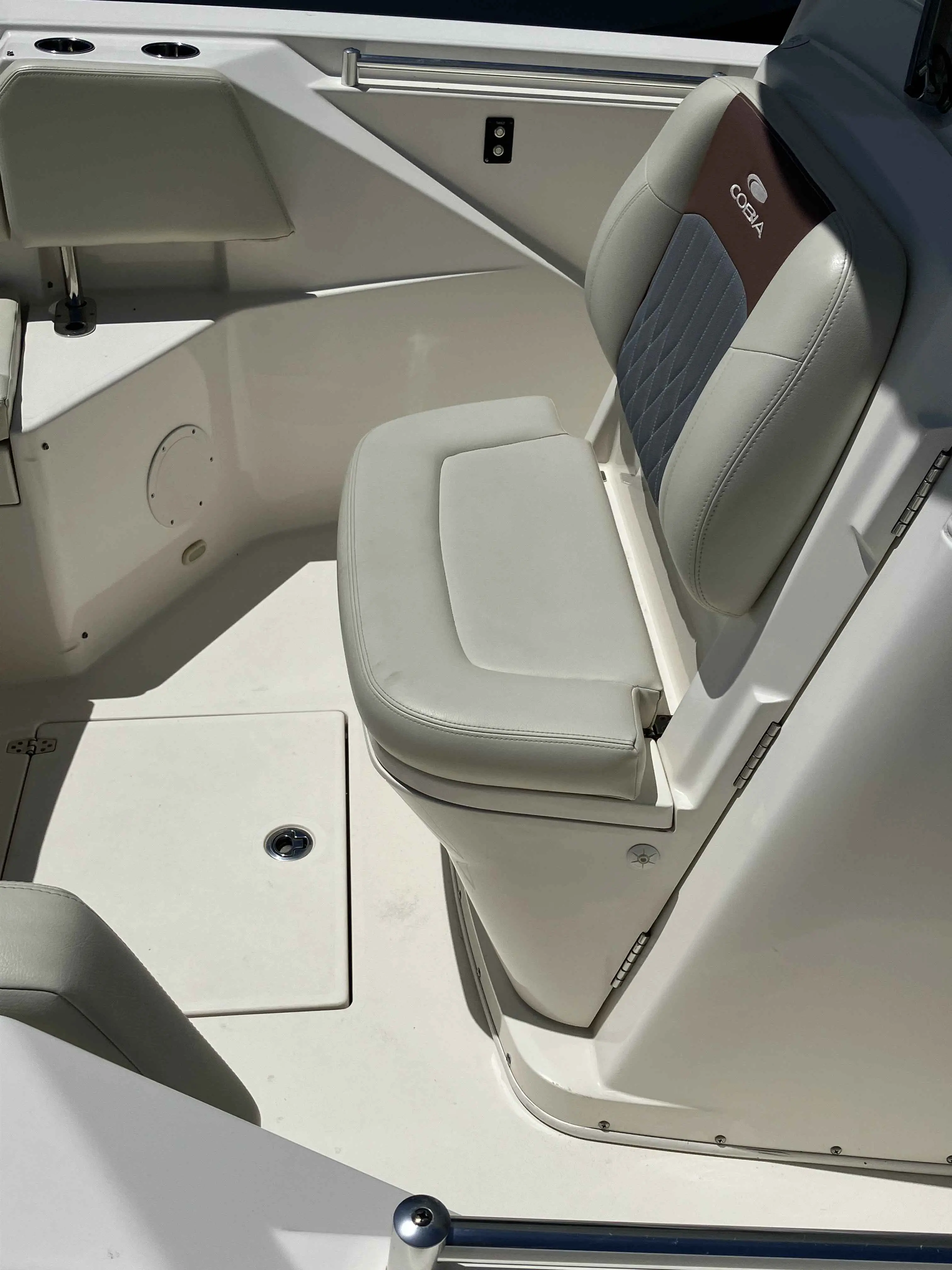 2019 Cobia Boats 320 cc