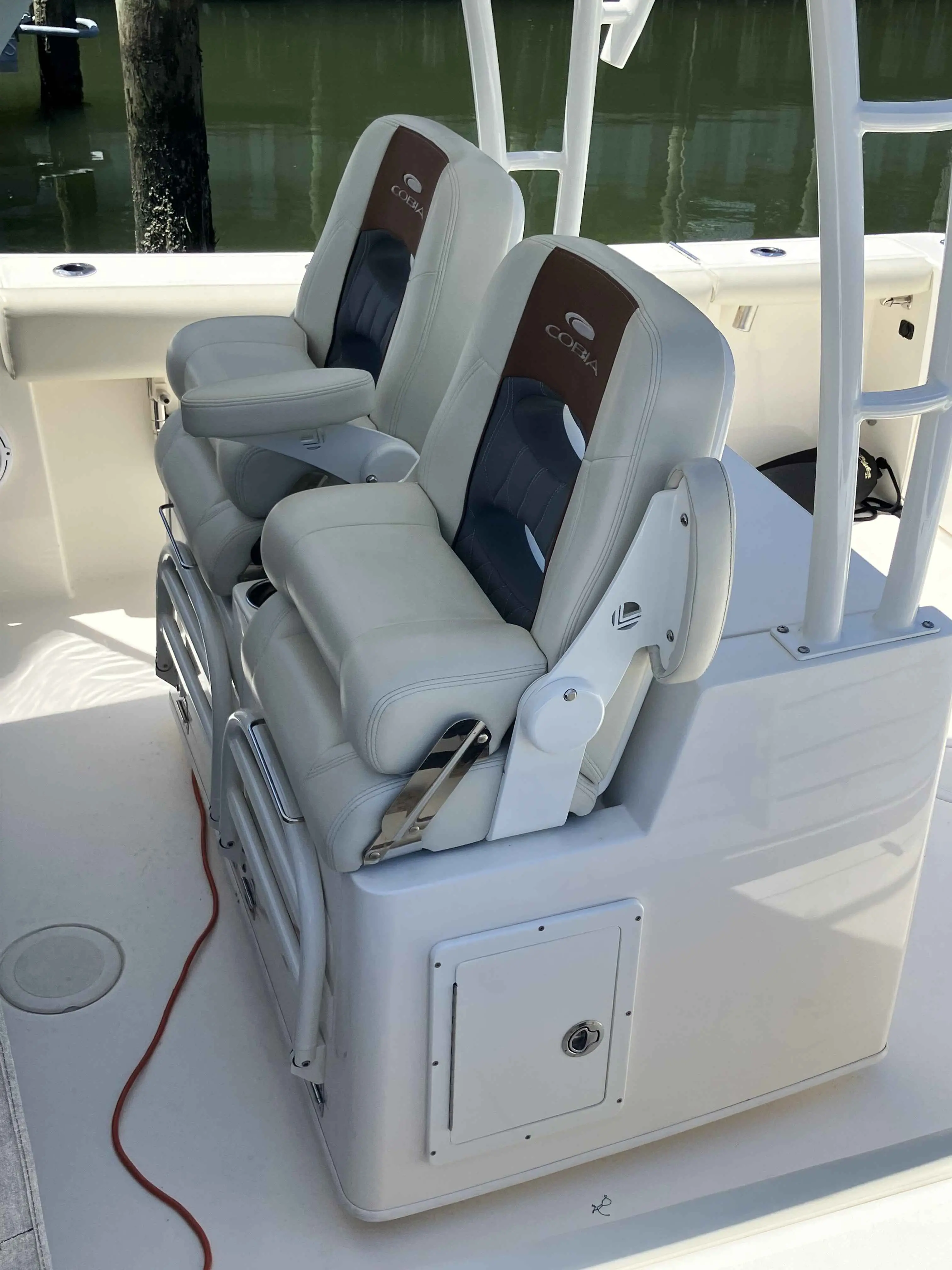 2019 Cobia Boats 320 cc