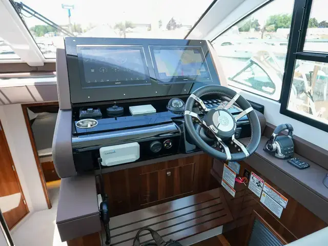 Cruisers Yachts 50 Cantius