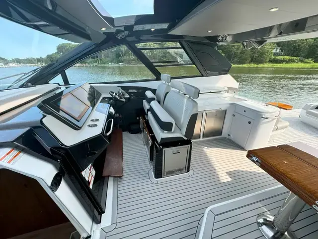 Cruisers Yachts 50 Gls Ob