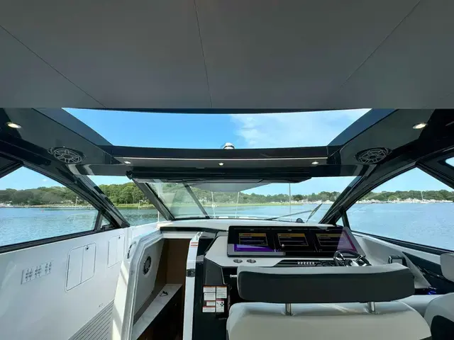 Cruisers Yachts 50 Gls Ob