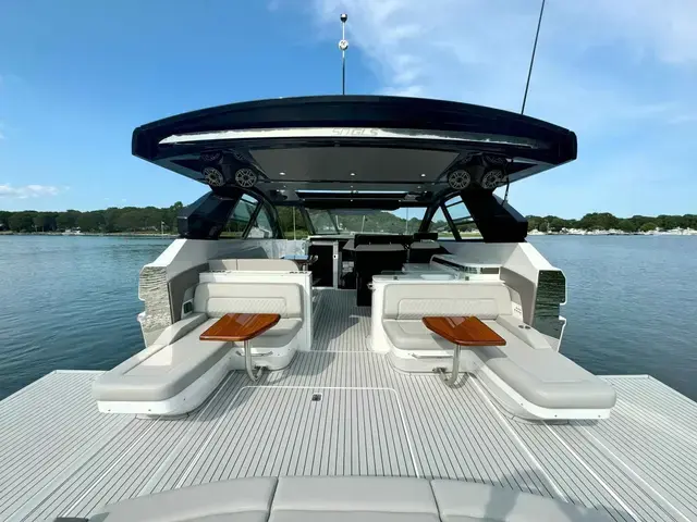 Cruisers Yachts 50 Gls Ob