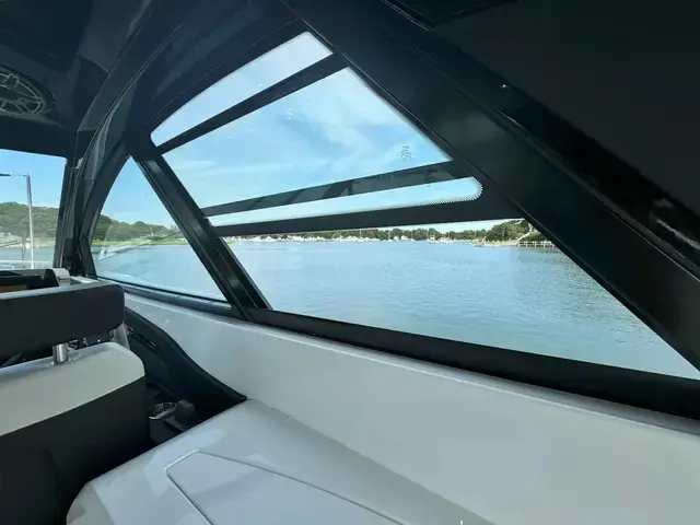 Cruisers Yachts 50 Gls Ob