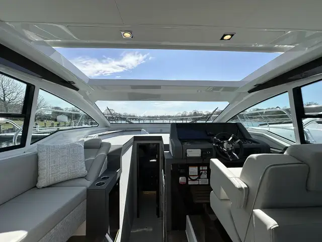 Cruisers Yachts 42 Cantius