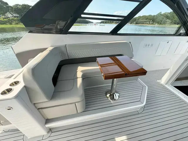 Cruisers Yachts 50 Gls Ob