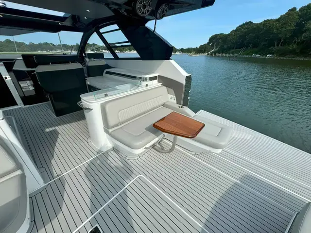 Cruisers Yachts 50 Gls Ob