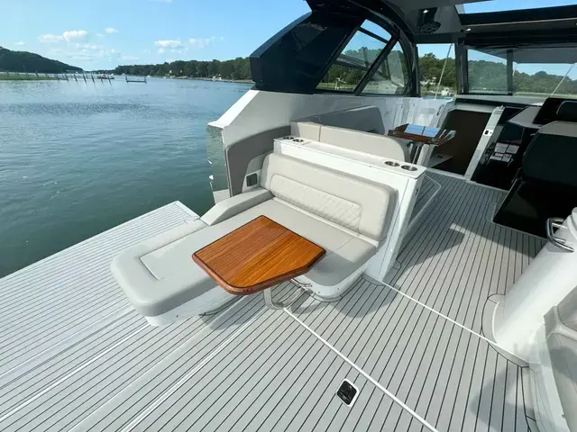 Cruisers Yachts 50 Gls Ob